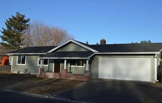 Three bedroom, two bath house less than 5 miles from OIT/Skylakes Medical center