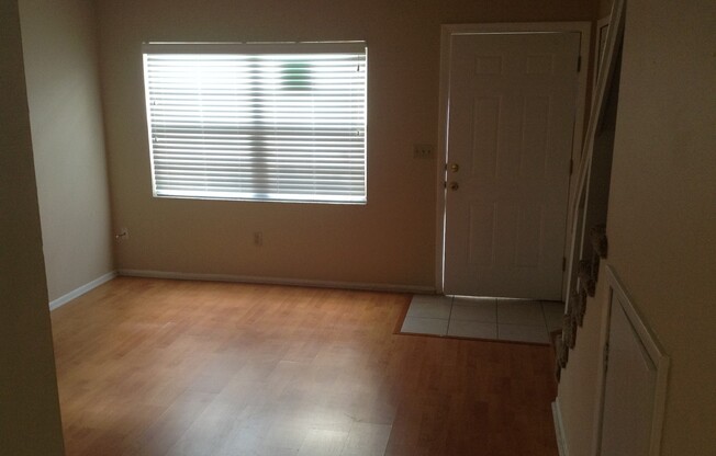Great 2 Bed/ 1.5 Bath Very Close to UCF!
