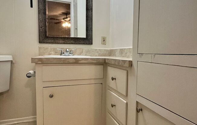 1/1  - LAUNDRY ONSITE - location location location!!