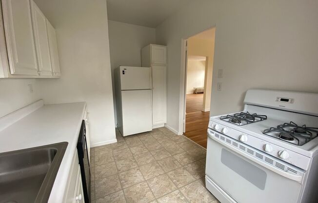 1 bed, 1 bath, 572 sqft, $1,510, Unit Old King Edward 86