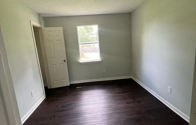 3 beds, 2 baths, $1,300