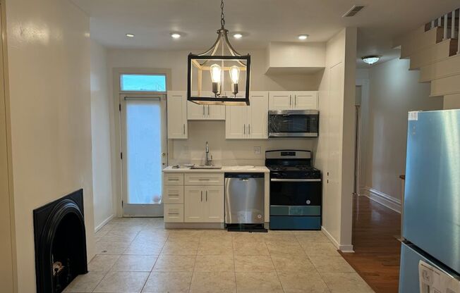 3 beds, 1.5 baths, $2,995, Unit 2nd