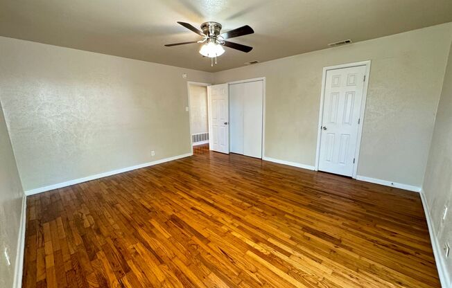 3 beds, 1 bath, $1,100