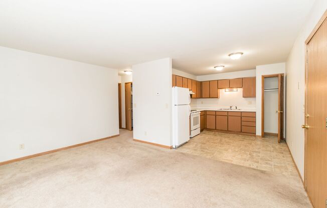 2 beds, 1 bath, 1,000 sqft, $1,195, Unit 215H-37