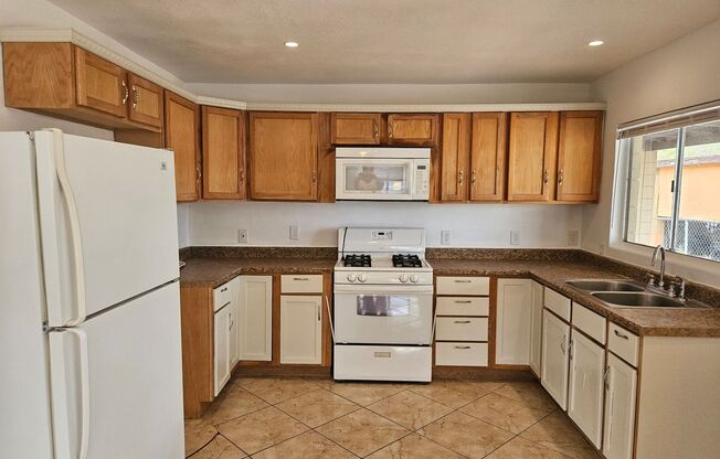 3 bed/2 bath home, freshly remodeled in central Bullhead City