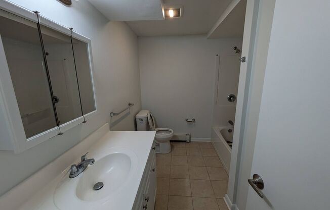 1 bed, 1 bath, 900 sqft, $1,650, Unit B04