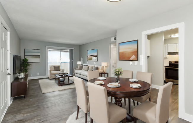 2 beds, 1 bath, 898 sqft, $1,370
