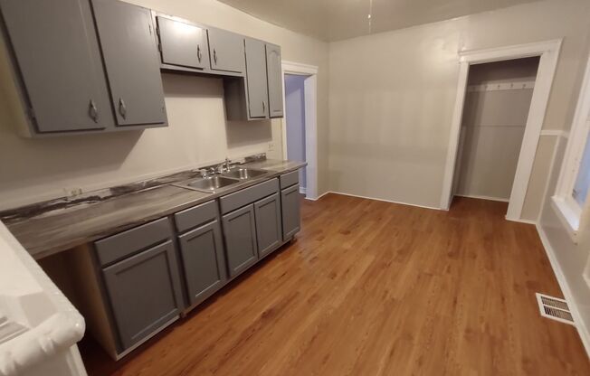 3 beds, 1 bath, $1,300, Unit 2