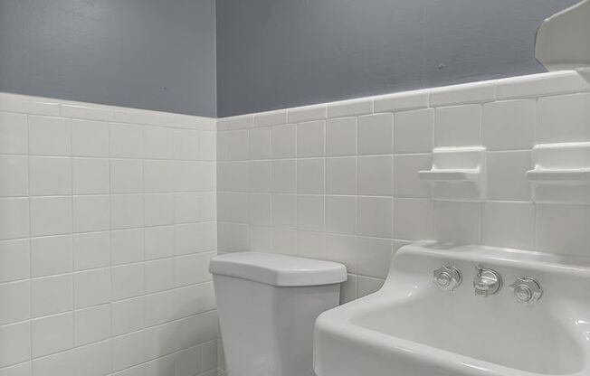 3 beds, 2.5 baths, 1,370 sqft, $1,015, Unit B-3