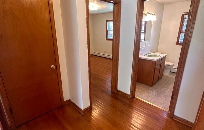 2 beds, 1 bath, 903 sqft, $1,250, Unit B-5