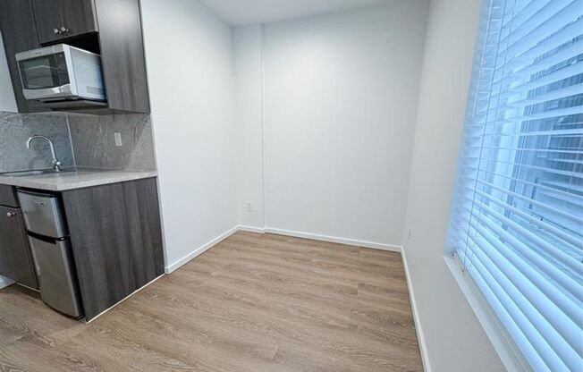 Studio, 1 bath, 186 sqft, $1,295, Unit 212