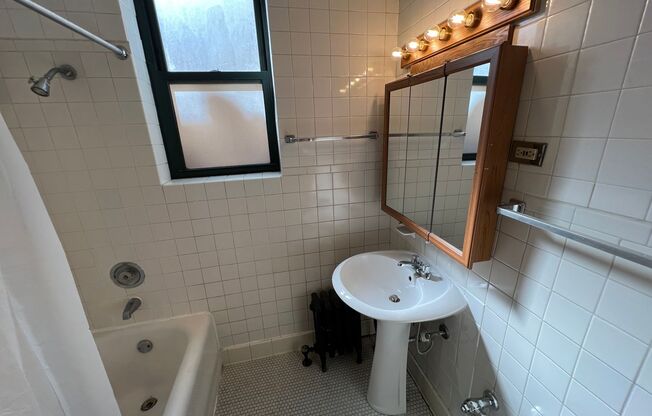 1 bed, 1 bath, 700 sqft, $1,945, Unit 429-102