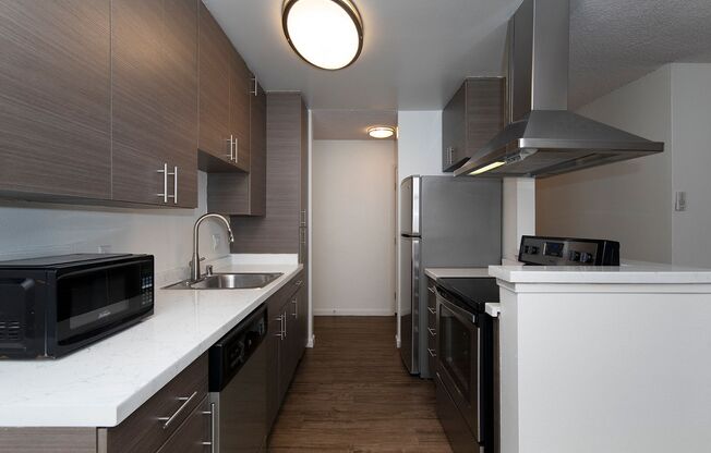 2 beds, 2 baths, 918 sqft, $2,895, Unit 27-14