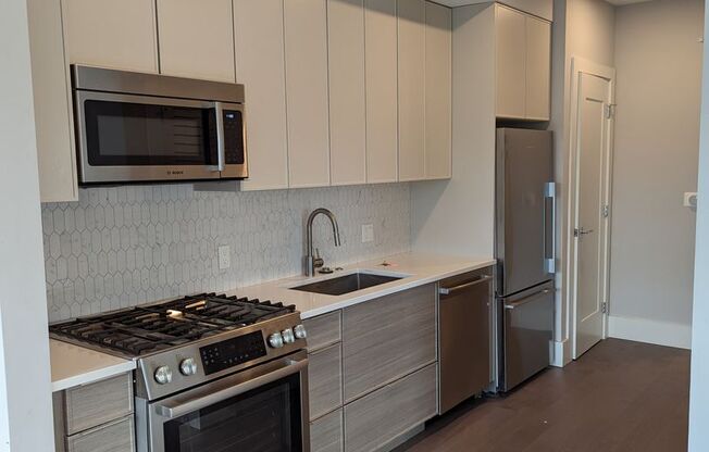 2 beds, 1 bath, $3,200, Unit 308