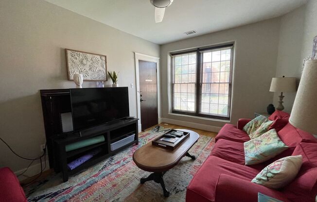 2 beds, 1 bath, $1,350, Unit Apt 2