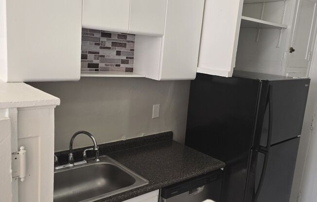 2 beds, 1 bath, 840 sqft, $1,200, Unit 4D