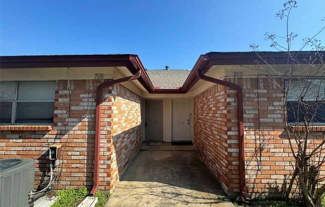 708-714 E  Pecan St