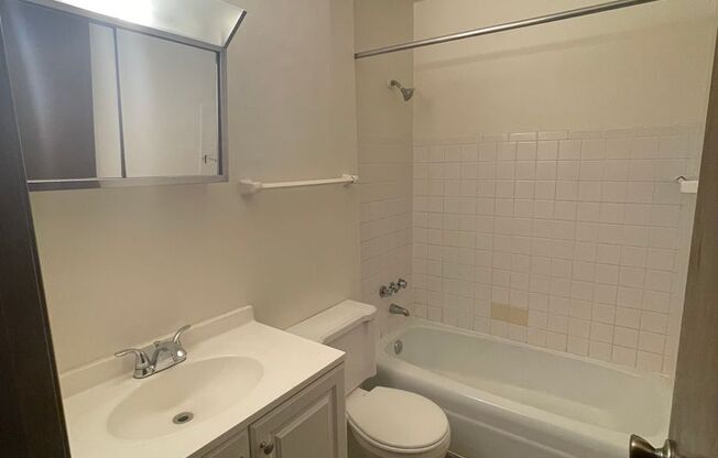 1 bed, 1 bath, $995, Unit 215