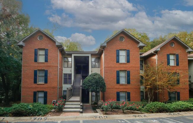 Secluded Community Near The Perimeter Mall