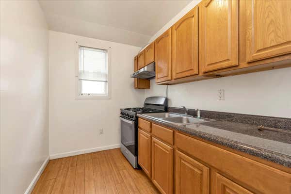 2 beds, 1 bath, 800 sqft, $2,400