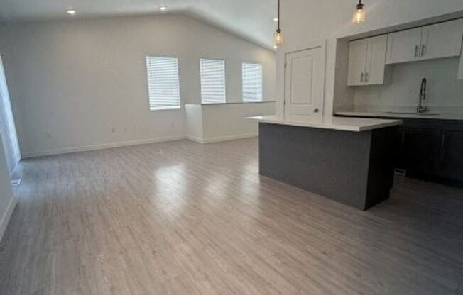 3 beds, 2 baths, 1,400 sqft, $1,895, Unit 572