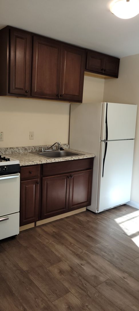 1 bed, 1 bath, $1,350, Unit 1st Fl