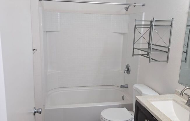 2 beds, 1 bath, 725 sqft, $2,195, Unit 55-66