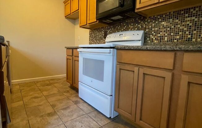 Charming 2-Bedroom Duplex in Sacramento –  Some Utilities Included!