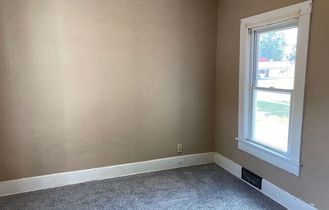 3 beds, 1 bath, $1,075