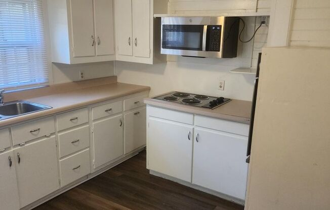 2 beds, 1 bath, $1,695