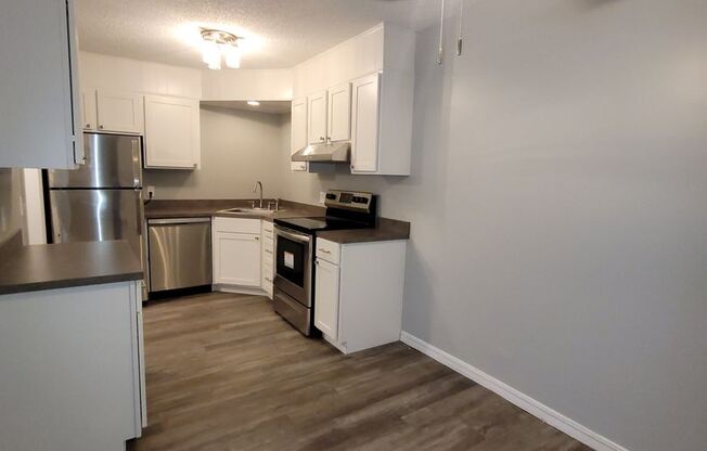 2 beds, 2 baths, 925 sqft, $1,300, Unit 122