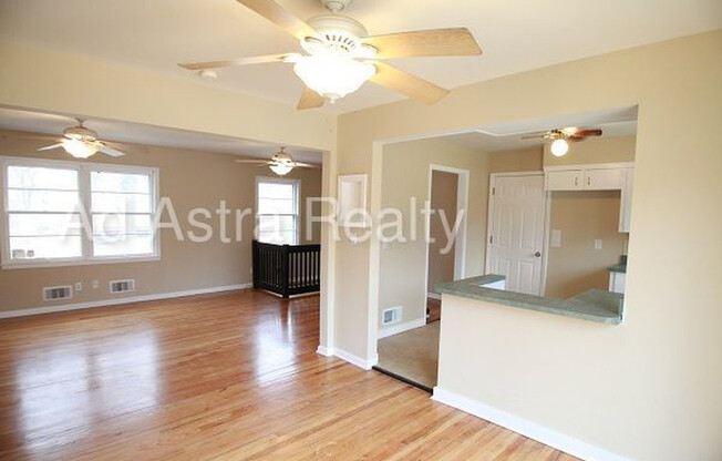 Lovely 3 Bed 1.5 Bath Home in the Northland-Available NOW!!