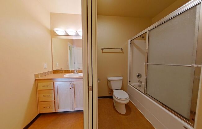 3 beds, 1.5 baths, 848 sqft, $2,400, Unit 203