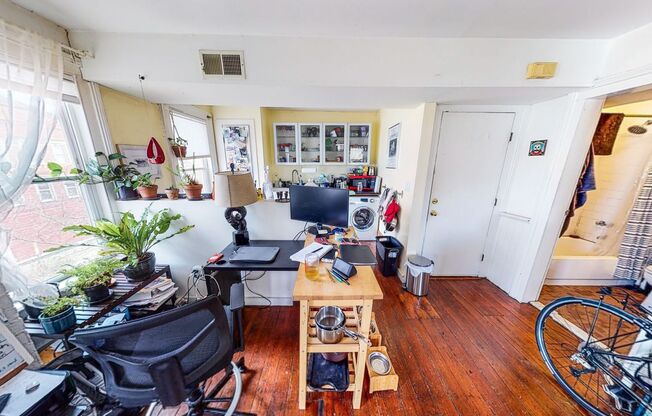 Luxurious Remodeled 1BR Suite with Island Kitchen