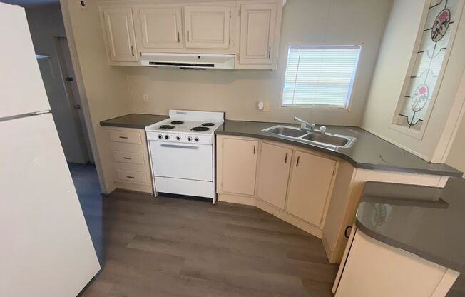 2 beds, 1 bath, $695, Unit 3