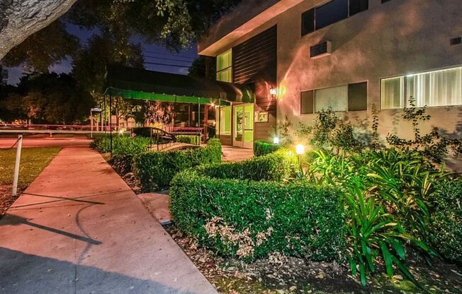 220 E Live Oak St