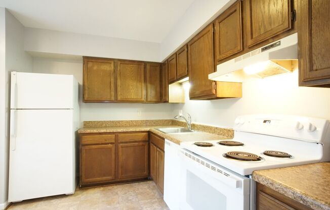 3 Bed/2 Bath Townhouse. On Bus Route to Campus. Parking.