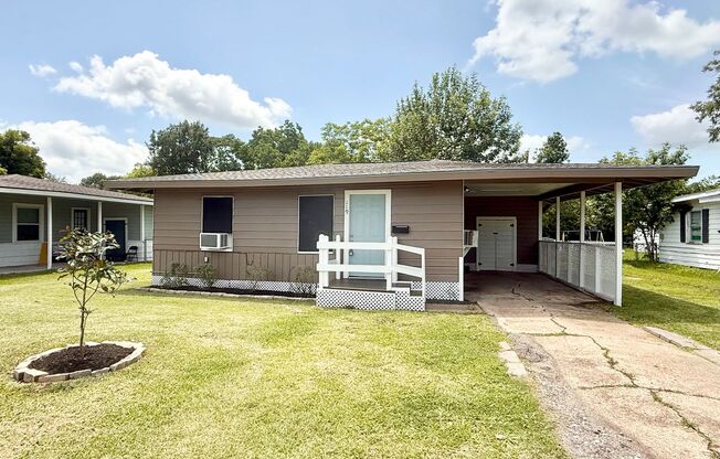 Adorable 2/1 Cottage near Downtown Lake Jackson!,