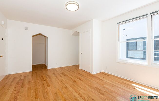 Marina: Top Floor Studio w/ Hardwood Floors & Laundry Onsite near Chestnut Shops