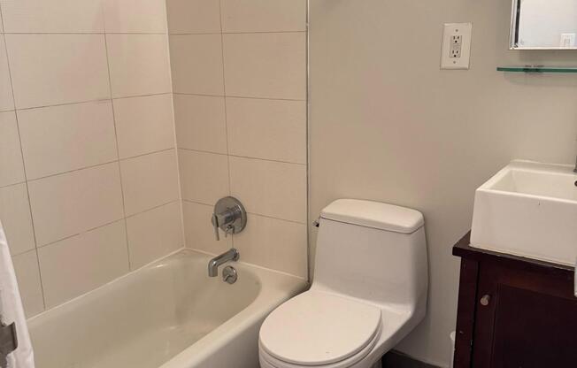 Studio, 1 bath, $3,900, Unit 4J