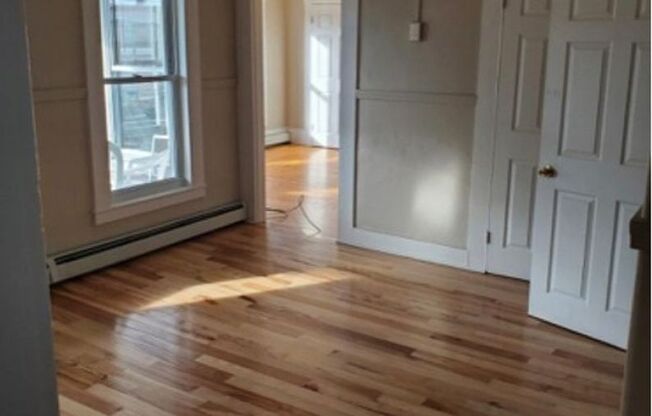 3 beds, 1 bath, $1,950, Unit 313-2