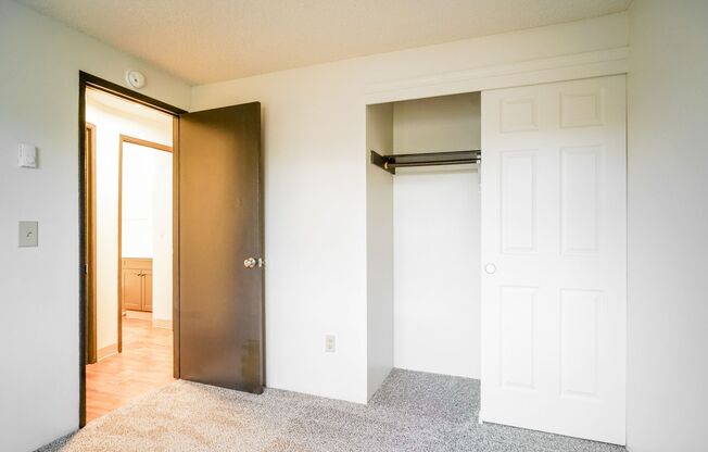 3 beds, 1 bath, 950 sqft, $1,620, Unit C-08