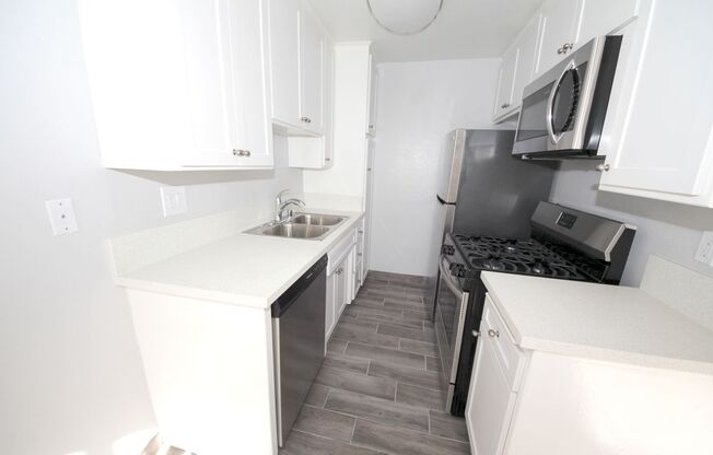 1 bed, 1 bath, $2,295, Unit 33-115