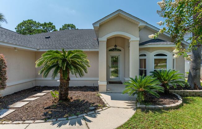 Spacious Home in Navarre!
