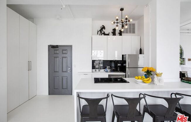 1 bed, 1 bath, 1,040 sqft, $2,750, Unit 502