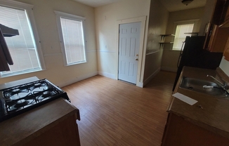 3 beds, 1 bath, 1,600 sqft, $3,300, Unit 2