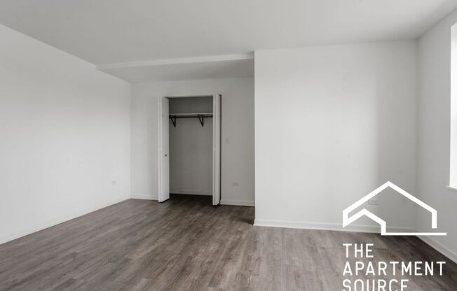 Stylish 2 Bed in Uptown - Steps from the Beach, Transit & More!