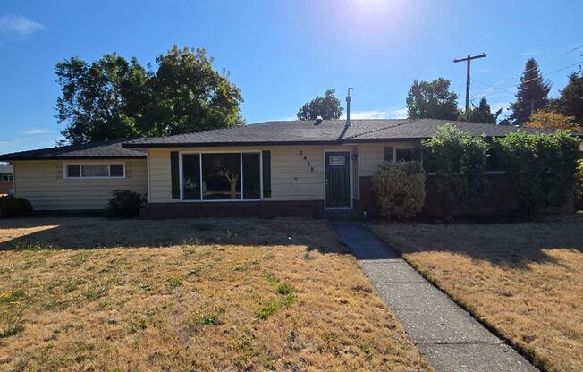 Pet Friendly Single Level 3 Bed 2 Bath Home Near I-5 in Albany!
