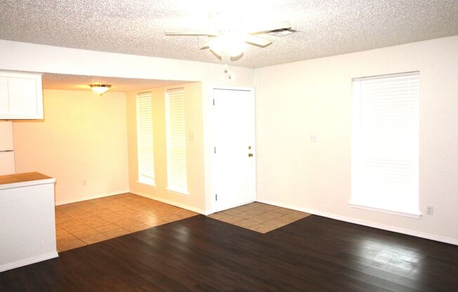 2 beds, 1 bath, 975 sqft, $925, Unit 999