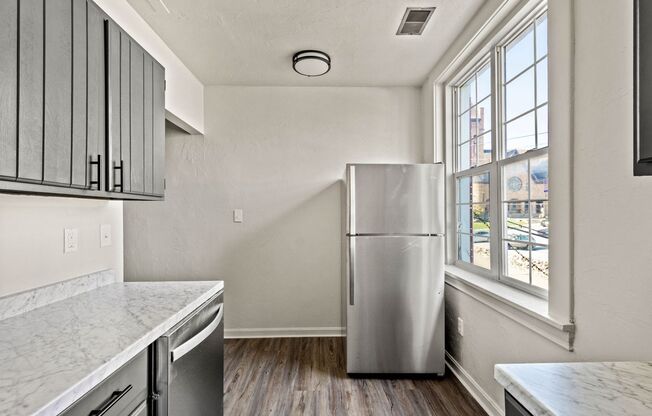 2 beds, 1 bath, 800 sqft, $949, Unit 111 W Lincoln Ave #21